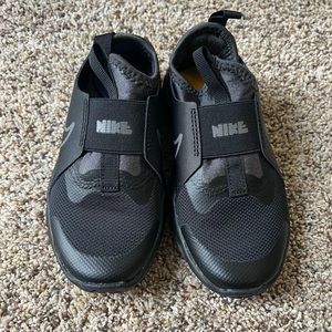 Child Nike flex runner shoe.